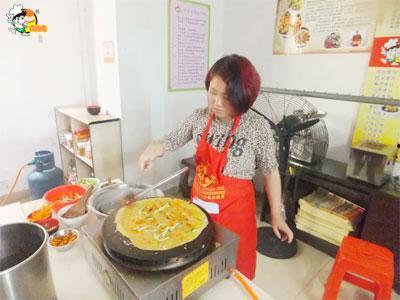 娱乐吃瓜酱摆摊